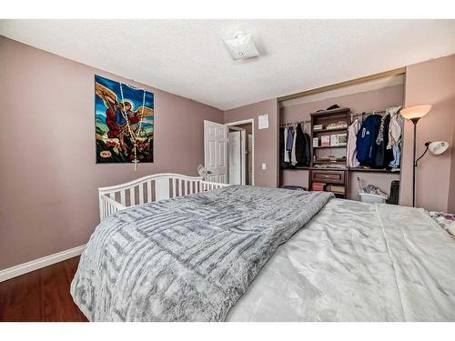 19 Hunterhorn Place Ne, Calgary, AB - Indoor Photo Showing Bedroom