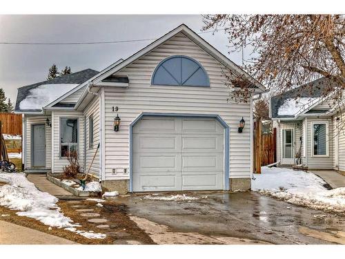 19 Hunterhorn Place Ne, Calgary, AB - Outdoor With Facade