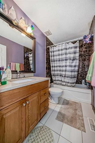 19 Hunterhorn Place Ne, Calgary, AB - Indoor Photo Showing Bathroom