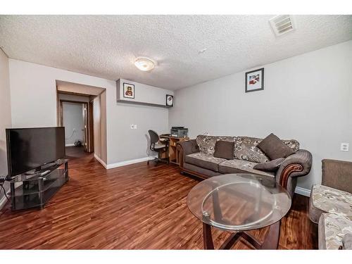 19 Hunterhorn Place Ne, Calgary, AB - Indoor Photo Showing Living Room