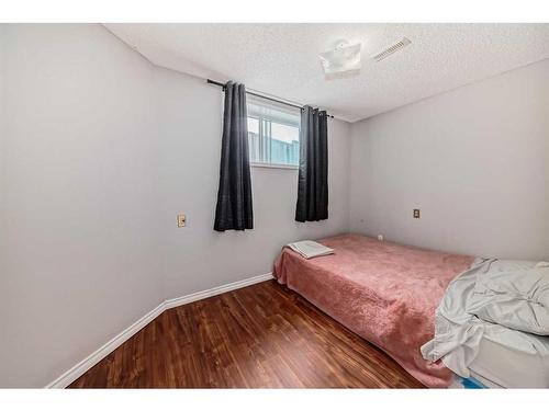 19 Hunterhorn Place Ne, Calgary, AB - Indoor Photo Showing Bedroom