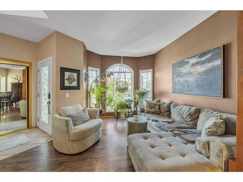 238 Valley Glen Bay Nw, Calgary, AB - Indoor Photo Showing Living Room