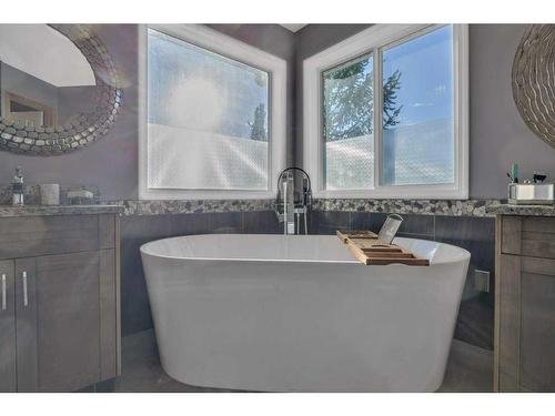 238 Valley Glen Bay Nw, Calgary, AB - Indoor Photo Showing Bathroom