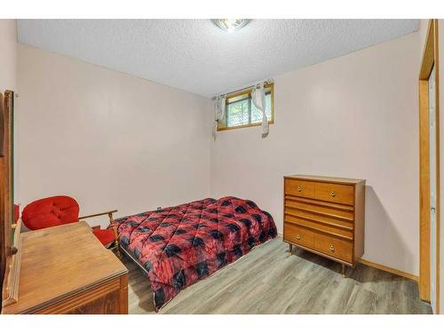 238 Valley Glen Bay Nw, Calgary, AB - Indoor Photo Showing Bedroom