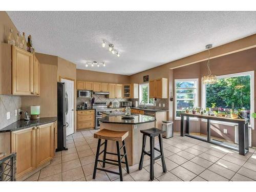 238 Valley Glen Bay Nw, Calgary, AB - Indoor Photo Showing Kitchen