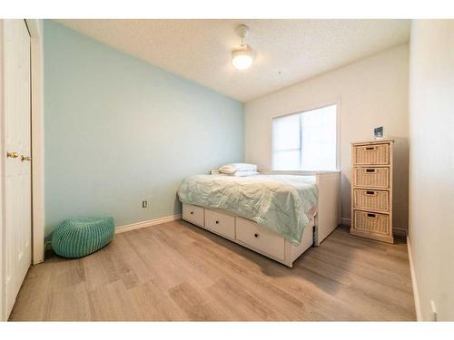 9987 Scurfield Drive Nw, Calgary, AB - Indoor Photo Showing Bedroom