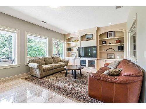 27 Discovery Drive Sw, Calgary, AB - Indoor Photo Showing Living Room