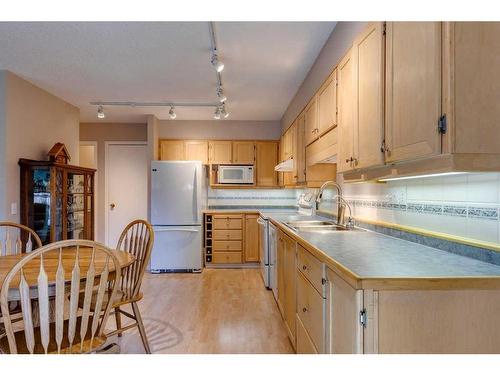 10-2323 Oakmoor Drive Sw, Calgary, AB - Indoor Photo Showing Kitchen With Double Sink