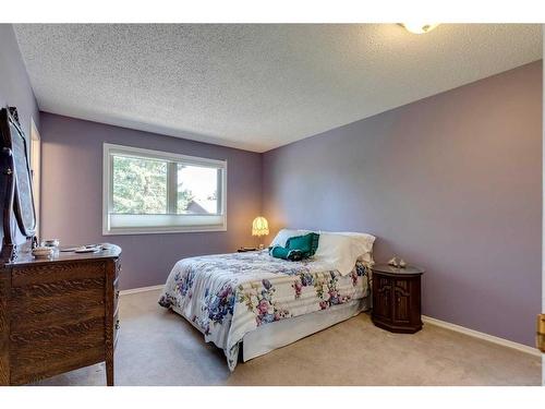 10-2323 Oakmoor Drive Sw, Calgary, AB - Indoor Photo Showing Bedroom