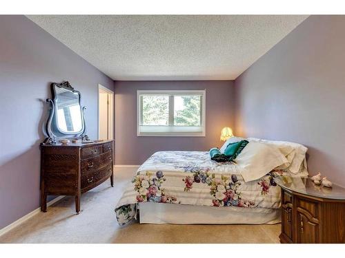 10-2323 Oakmoor Drive Sw, Calgary, AB - Indoor Photo Showing Bedroom