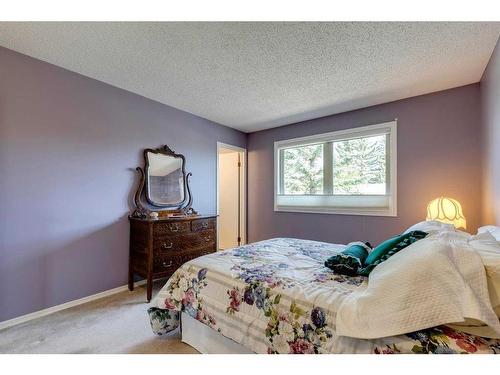 10-2323 Oakmoor Drive Sw, Calgary, AB - Indoor Photo Showing Bedroom