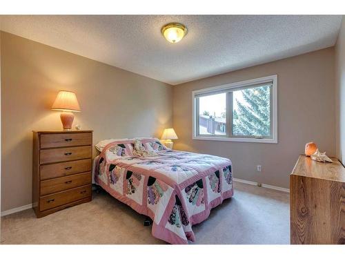 10-2323 Oakmoor Drive Sw, Calgary, AB - Indoor Photo Showing Bedroom