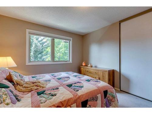 10-2323 Oakmoor Drive Sw, Calgary, AB - Indoor Photo Showing Bedroom