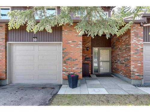 10-2323 Oakmoor Drive Sw, Calgary, AB - Outdoor