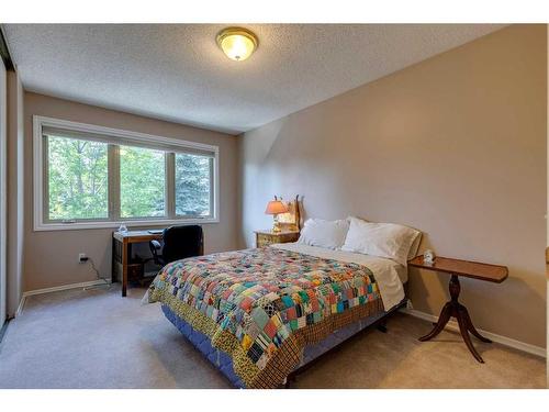 10-2323 Oakmoor Drive Sw, Calgary, AB - Indoor Photo Showing Bedroom