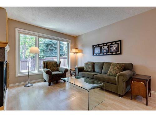 10-2323 Oakmoor Drive Sw, Calgary, AB - Indoor Photo Showing Living Room