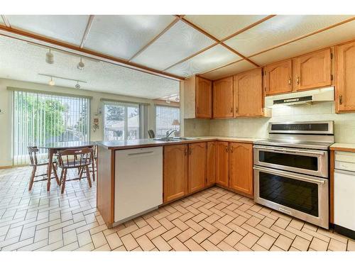 56 Huntwick Way Ne, Calgary, AB - Indoor Photo Showing Kitchen