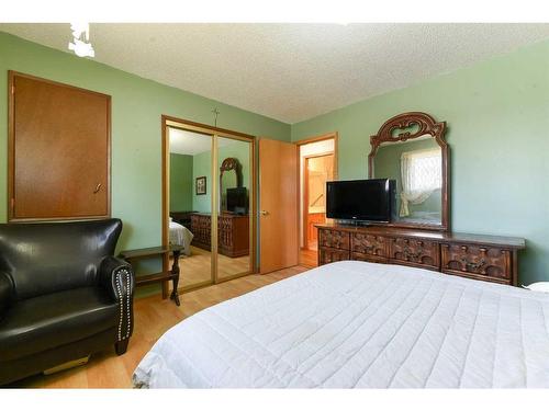 56 Huntwick Way Ne, Calgary, AB - Indoor Photo Showing Bedroom