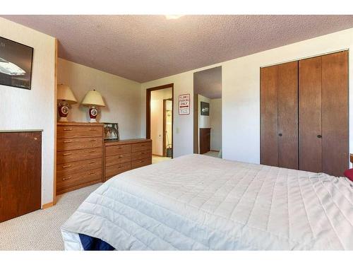 56 Huntwick Way Ne, Calgary, AB - Indoor Photo Showing Bedroom