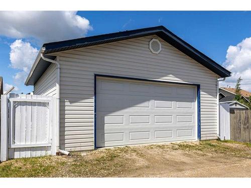 10 Lodge Place, Sylvan Lake, AB - Outdoor With Exterior