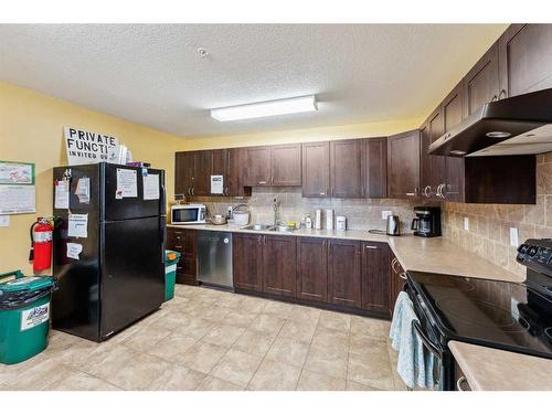 334-428 Chaparral Ravine View Se, Calgary, AB - Indoor Photo Showing Kitchen With Double Sink