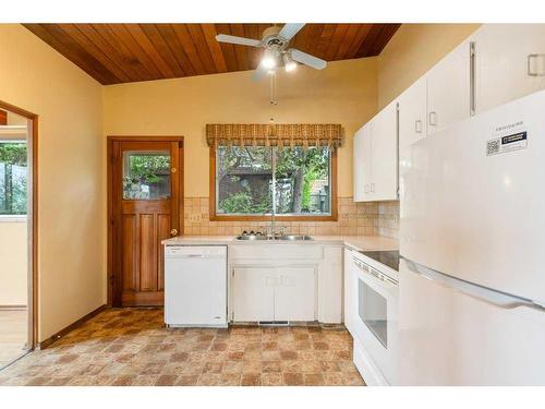 2728 Crawford Road Nw, Calgary, AB - Indoor Photo Showing Kitchen With Double Sink