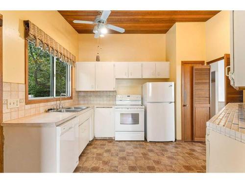 2728 Crawford Road Nw, Calgary, AB - Indoor Photo Showing Kitchen With Double Sink