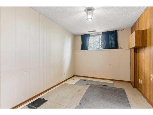 2728 Crawford Road Nw, Calgary, AB - Indoor Photo Showing Other Room