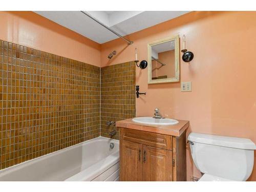 2728 Crawford Road Nw, Calgary, AB - Indoor Photo Showing Bathroom