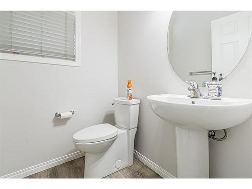 14 Yorkstone Walk Sw, Calgary, AB - Indoor Photo Showing Bathroom