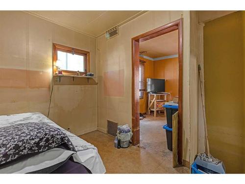 6437 19 Street Se, Calgary, AB - Indoor Photo Showing Bedroom
