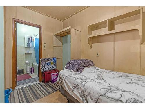6437 19 Street Se, Calgary, AB - Indoor Photo Showing Bedroom