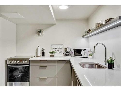 926 19 Avenue Sw, Calgary, AB - Indoor Photo Showing Kitchen