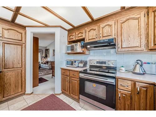 224 Edgebank Circle Nw, Calgary, AB - Indoor Photo Showing Kitchen