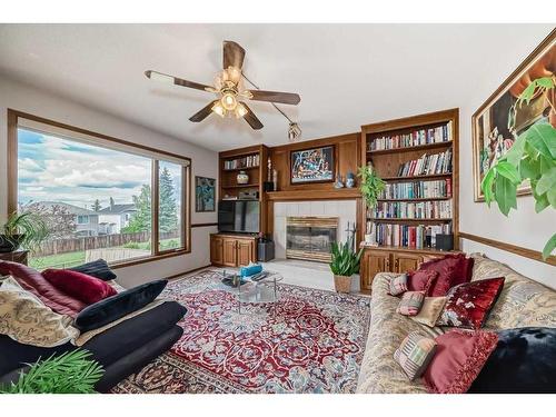 224 Edgebank Circle Nw, Calgary, AB - Indoor Photo Showing Living Room