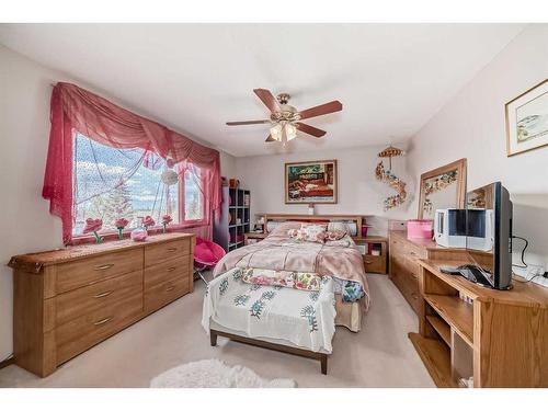 224 Edgebank Circle Nw, Calgary, AB - Indoor Photo Showing Bedroom