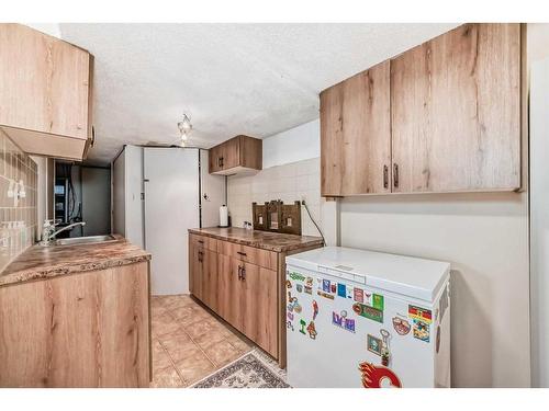 224 Edgebank Circle Nw, Calgary, AB - Indoor Photo Showing Kitchen