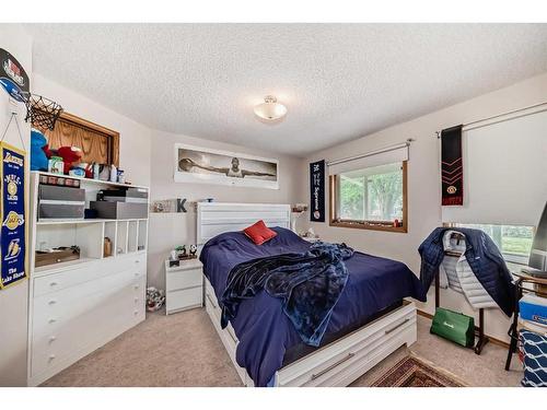 224 Edgebank Circle Nw, Calgary, AB - Indoor Photo Showing Bedroom