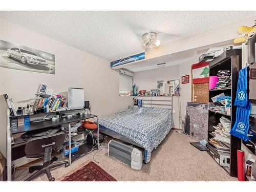 224 Edgebank Circle Nw, Calgary, AB - Indoor Photo Showing Bedroom