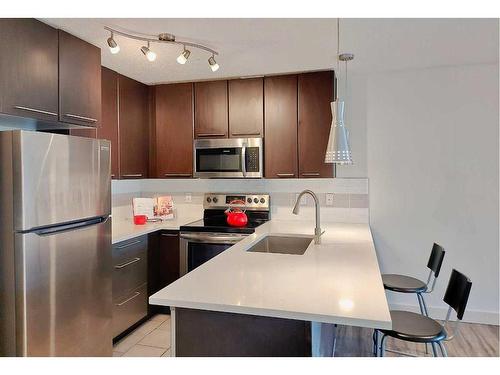 438-35 Richard Court Sw, Calgary, AB - Indoor Photo Showing Kitchen With Stainless Steel Kitchen With Upgraded Kitchen