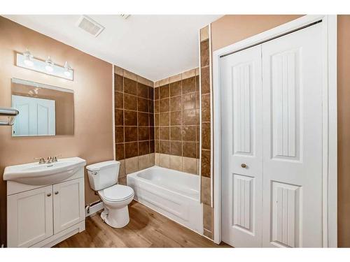 69 Saddlehorn Crescent, Calgary, AB - Indoor Photo Showing Bathroom