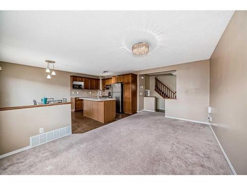 69 Saddlehorn Crescent, Calgary, AB - Indoor Photo Showing Kitchen