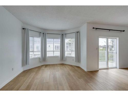 302-42 6A Street Ne, Calgary, AB - Indoor Photo Showing Other Room