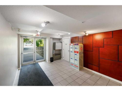 404-1724 26 Avenue Sw, Calgary, AB - Indoor Photo Showing Other Room