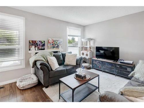 41-3200 60 Street Ne, Calgary, AB - Indoor Photo Showing Living Room