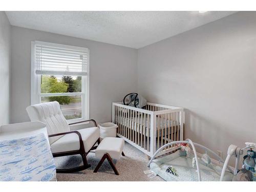 41-3200 60 Street Ne, Calgary, AB - Indoor Photo Showing Bedroom