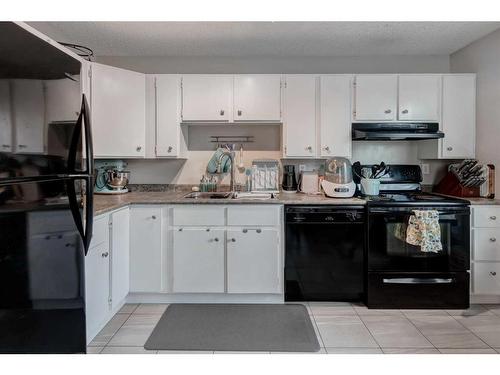 41-3200 60 Street Ne, Calgary, AB - Indoor Photo Showing Kitchen