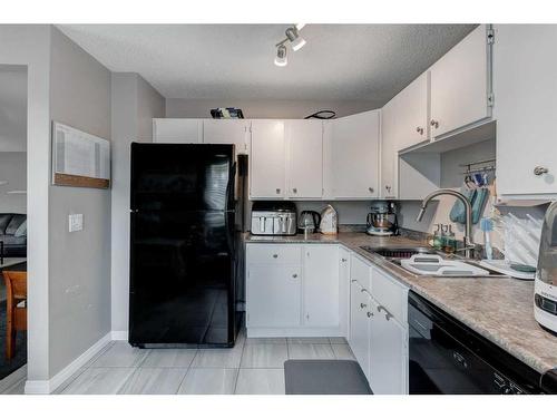 41-3200 60 Street Ne, Calgary, AB - Indoor Photo Showing Kitchen