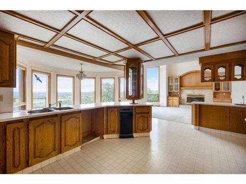 29 Edelweiss Point Nw, Calgary, AB - Indoor Photo Showing Kitchen