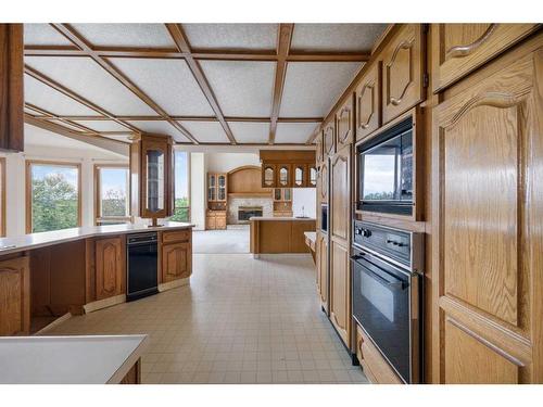 29 Edelweiss Point Nw, Calgary, AB - Indoor Photo Showing Kitchen